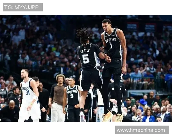 马刺与达拉斯独行侠激战正酣谁能在西部赛场中脱颖而出